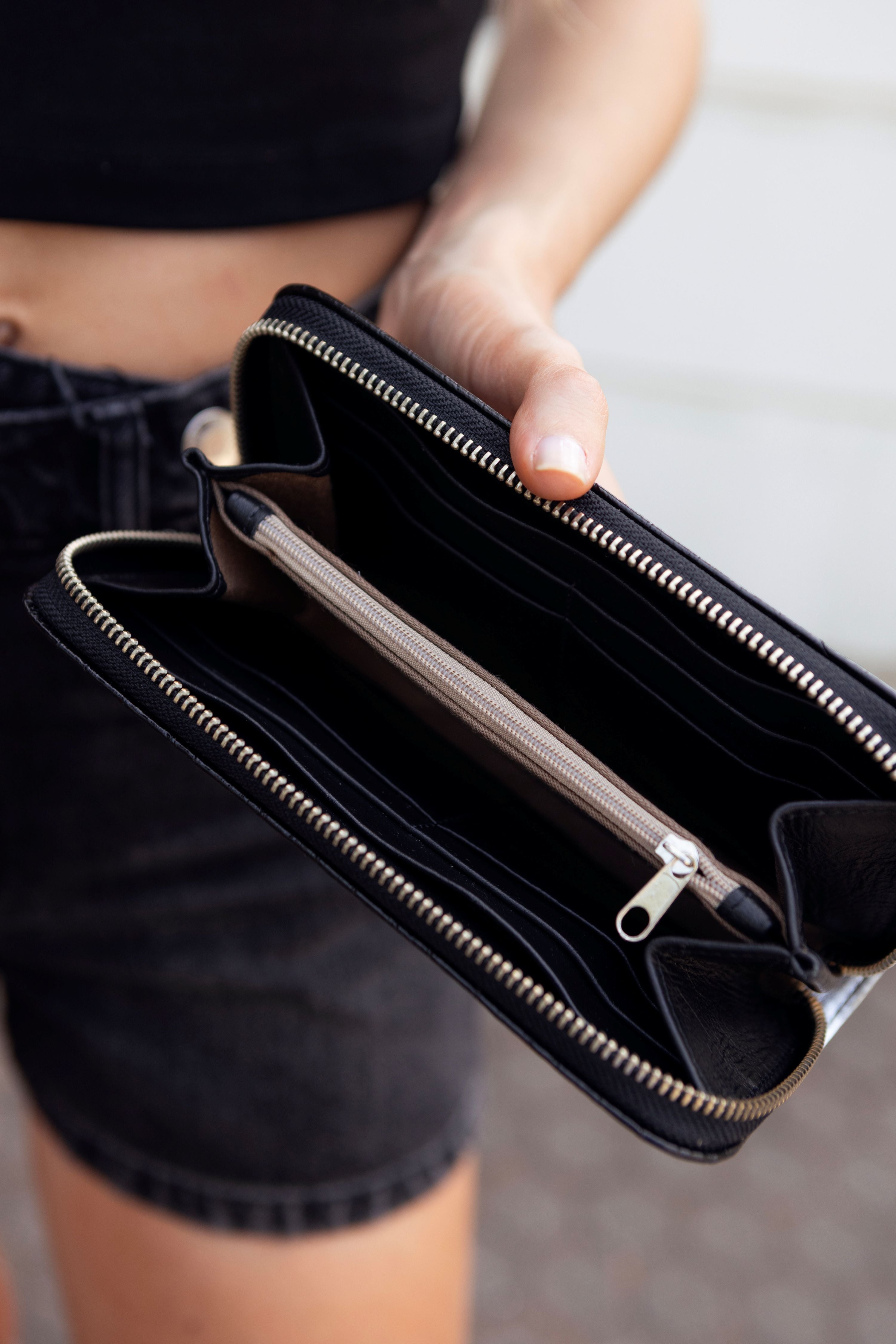 Billetera Mediana con Cierre - Croco Negro / Plata